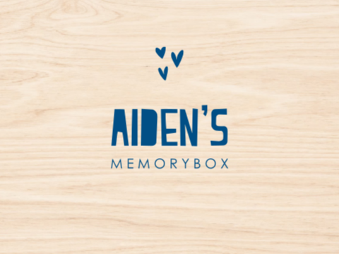 Memorybox met blauwe hartjes en naam