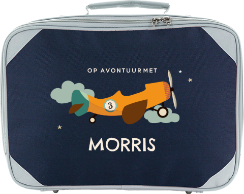 Koffer met naam en vliegtuig