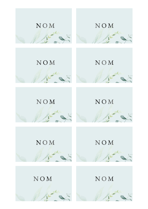 Marque-place avec feuillage sur un fond bleuté 