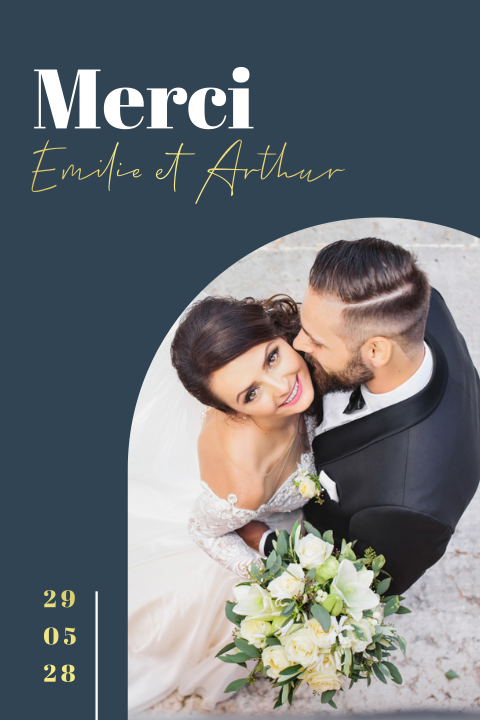 Carte de remerciement en bleu et or avec une photo.