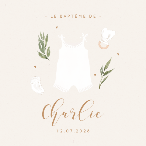 Faire-part de baptême avec habits d'enfant et cœurs