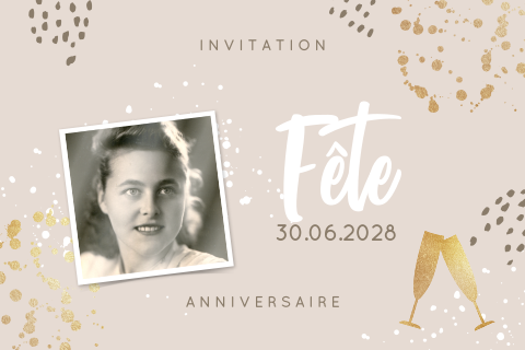 Carte d'invitation avec une photo et des dorures sur fond rose pâle
