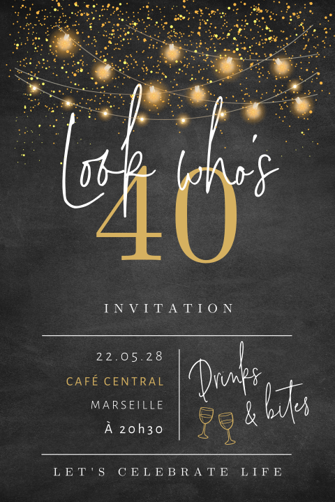 Carte d'invitation avec guirlandes lumineuses sur fond de tableau noir