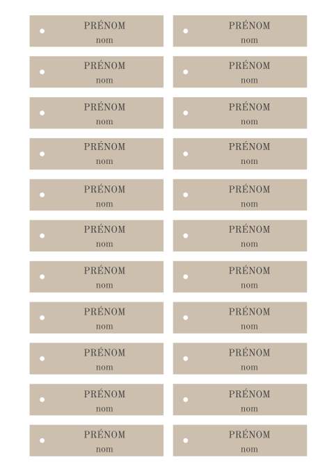 Marque-place fond marron avec prénoms invités | 8,5x2 CM