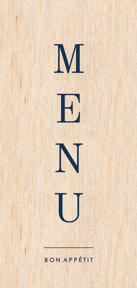 Menu en bois véritable avec des cœurs et une écriture bleue nuit