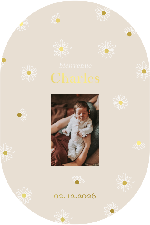 Faire-part de naissance oval avec des fleurs, et des dorures.