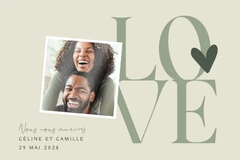 Faire-part de mariage vert avec LOVE et cœur en vert foncé