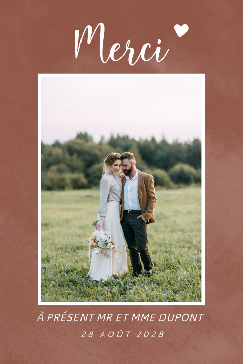 Carte de remerciement avec une teinte rouge et une photo
