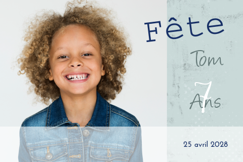 Carte d'invitation jolie avec une photo sur fond bleu