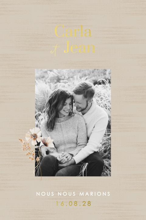 Faire-part avec fleurs sur fond aspect lin avec des détails dorés