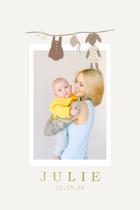 Faire-part de naissance avec guirlande, photos et lettres dorées.