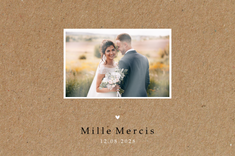 Carte de remerciement avec photo, petit cœur blanc et aspect kraft.