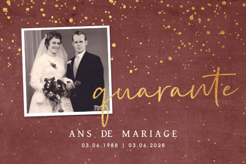 Invitation anniversaire mariage avec confettis sur fond rouge foncé