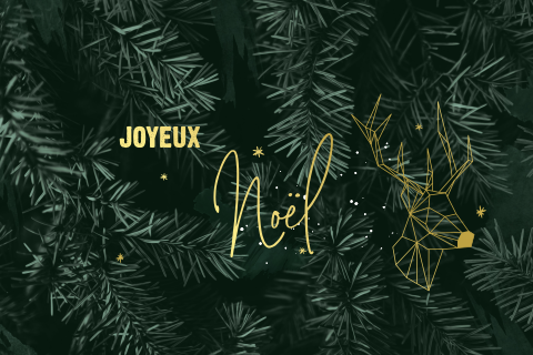 Carte de Noël avec un renne doré sur fond de branches de pin