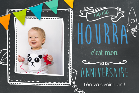 Carte d'invitation avec des guirlandes sur fond de tableau noir