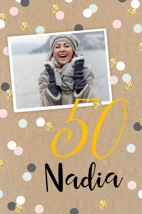 Carte d'invitation pour les 50 ans avec une photo et des confettis