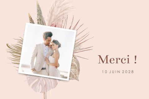 Carte de remerciement avec motif floral et fond rose poudré