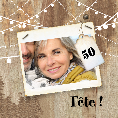 Carte d'invitation avec des guirlandes lumineuses sur fond en bois