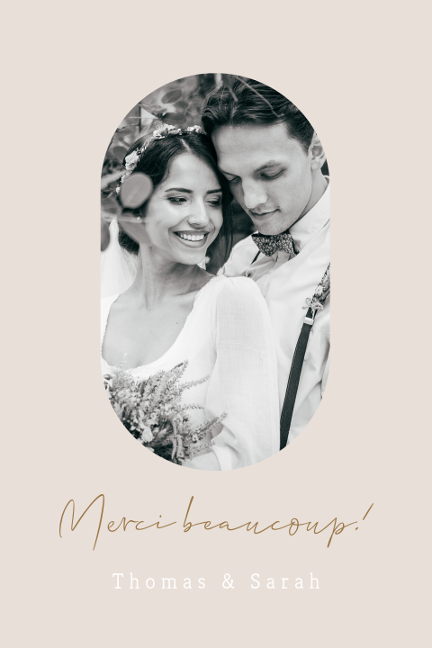 Carte de remerciement mariage avec une photo ovale et fond rose poudré