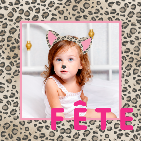 Carte d'invitation cool avec une photo sur fond imprimé léopard