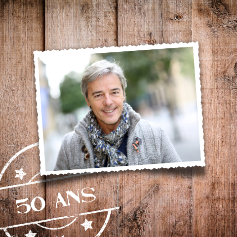 Carte d'invitation moderne pour les 50 ans avec photo sur fond en bois