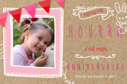 Carte d'invitation avec des guirlandes et des accents rouges et roses