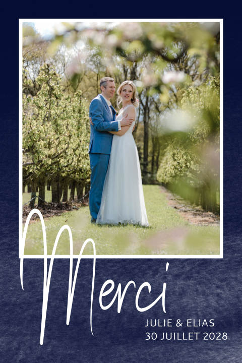 Carte de remerciement moderne avec un fond bleu foncé et une photo