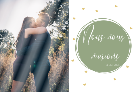 Faire-part de mariage sucrée avec photo et petits cœurs dorés.