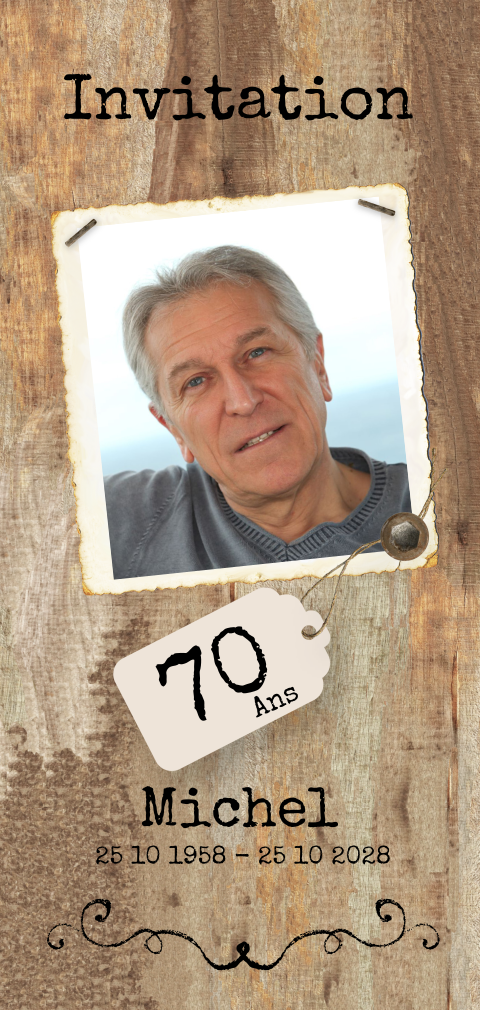 Carte d'invitation originale avec une photo sur fond en bois