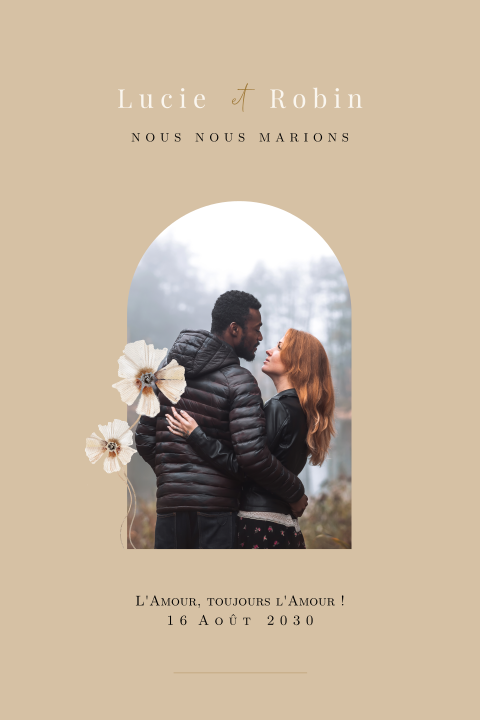Faire-part de mariage beige avec photo en forme de demi-arc.