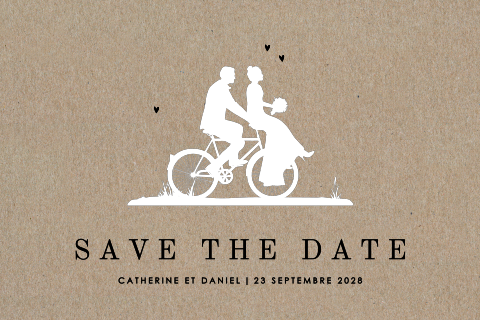 Save the date en papier kraft avec le couple de mariés sur un vélo