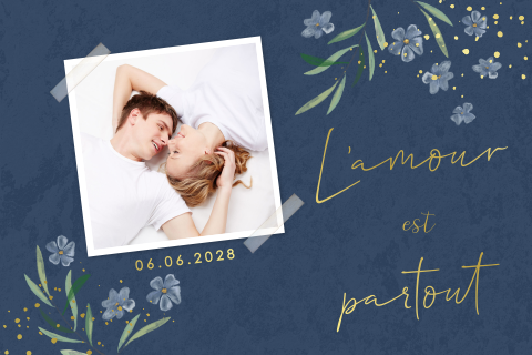 Carte de remerciement avec photo et fleurs sur fond bleu foncé