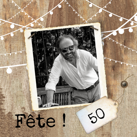 Carte d'invitation pour le 50e anniversaire en bois avec ornements