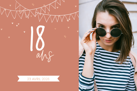 Carte d'invitation pour les 18 ans avec des guirlandes et une photo