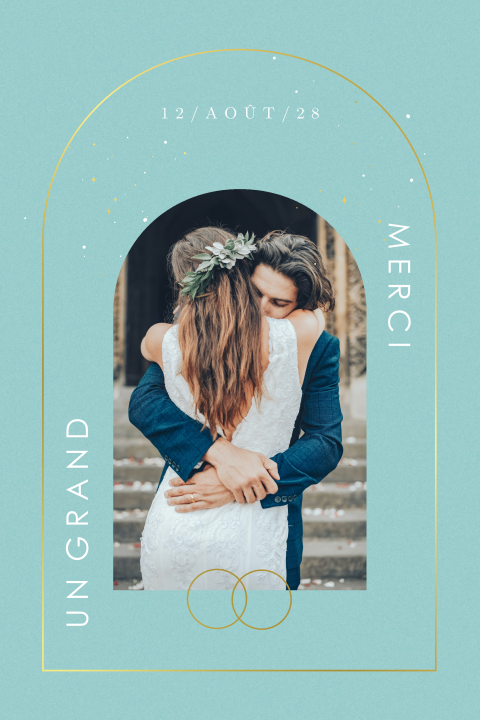 Carte de remerciement avec arc doré sur un fond bleu clair