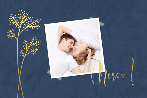 Carte de remerciement avec des branches dorées sur un fond bleu foncé