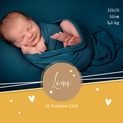 Faire-part de naissance avec des cœurs et une photo sur fond ocre