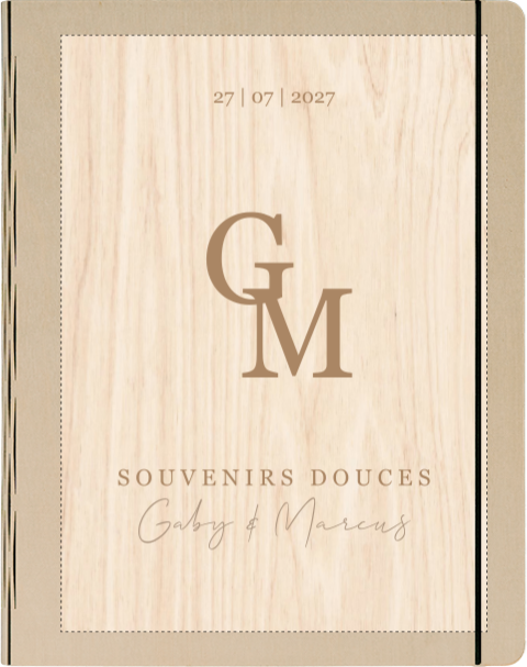 Livre d'or en bois avec initiales des mariés en marron