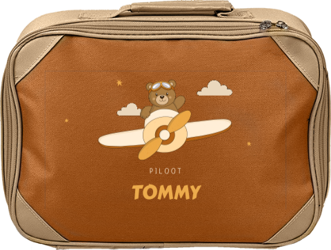 Koffertje met beertje in vliegtuig en naam