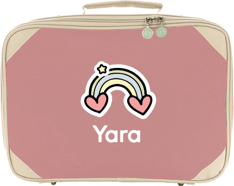 Koffertje met naam en vrolijke kawaii regenboog