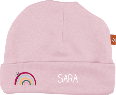 Babymutsje met naam en regenboog met stippen