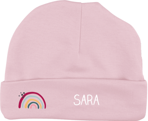 Babymutsje met naam en regenboog met stippen