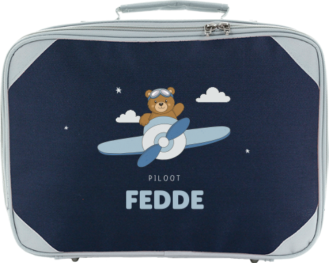 Koffertje met naam en beertje in vliegtuig