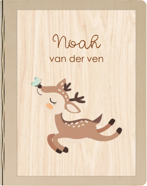 Houten babyboek met naam en lief hertje