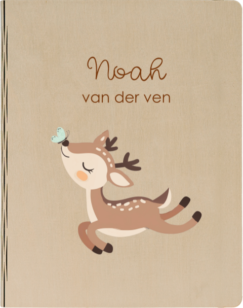 Houten babyboek met naam en lief hertje