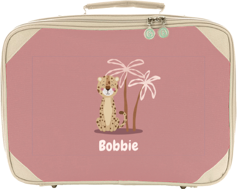Koffertje met naam en luipaard onder palmboom