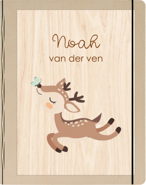 Houten babyboek met naam en lief hertje