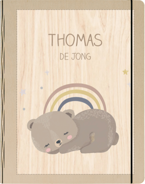 Houten babyboek met naam en slapende beer