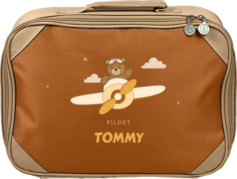 Koffertje met beertje in vliegtuig en naam