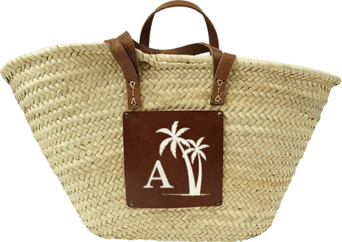 Rieten strandtas met palmbomen en initiaal